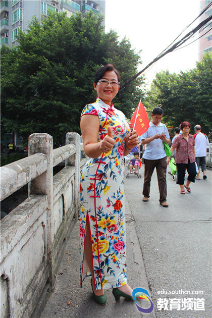 高考首日,陪考家长点赞送祝福