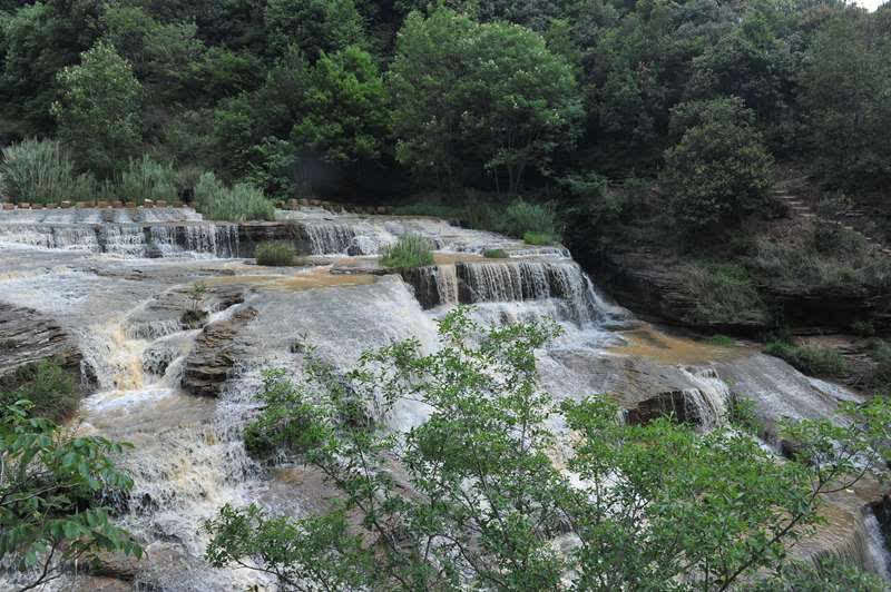 据悉,坐落于寻甸县的石板河风景区,距离昆明约90公里.