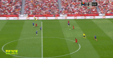 第27分钟,夸雷斯马左路得球,随后他送出一脚外脚背传中,c罗门前俯身冲