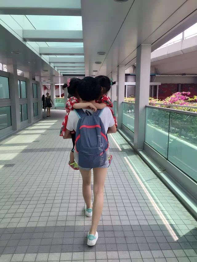 一拖二的杭州辣妈带一对高颜值双胞胎女儿去香港旅行