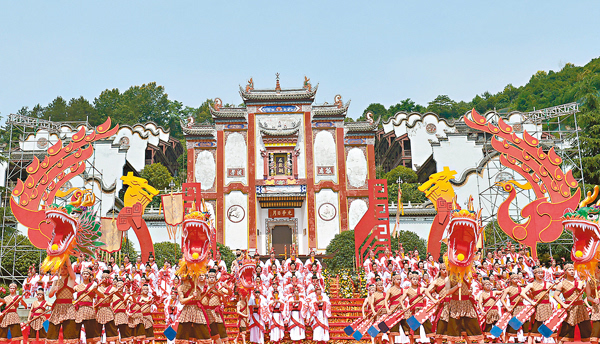 屈原故里湖北宜昌市秭归县在屈原祠前舞龙庆祝端午 郑家裕 摄