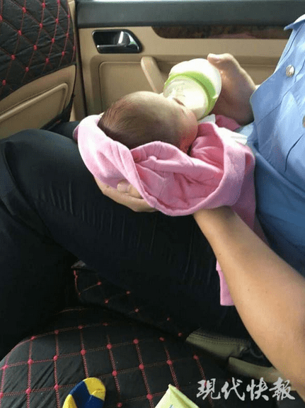 路边捡回一弃婴 南京民警当起临时奶爸