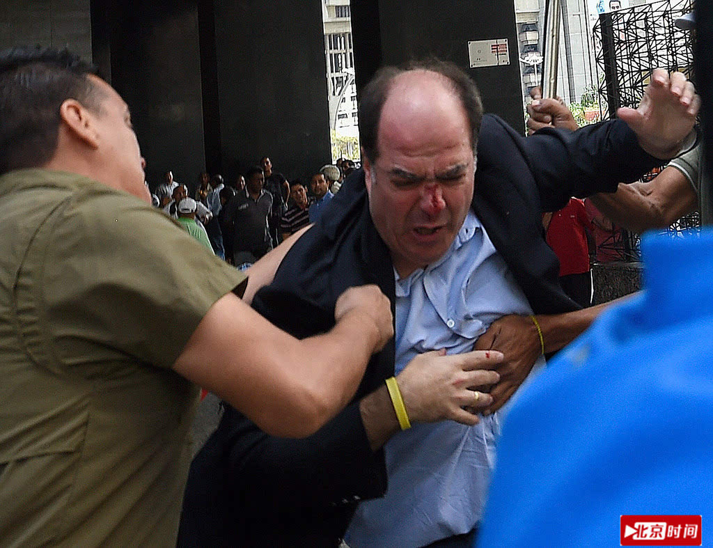 委内瑞拉总统支持者袭击反对派领导人图片 16