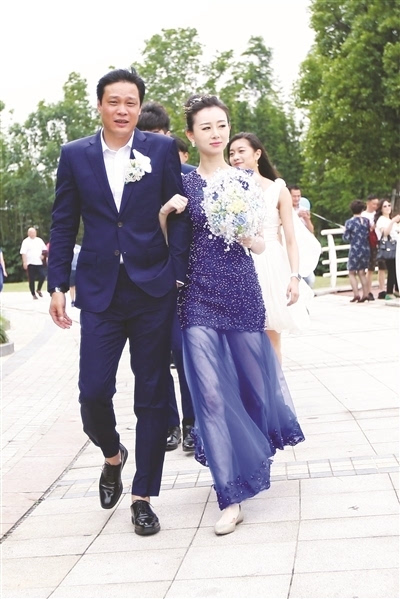 足球先生范志毅结束了5年的爱情长跑,和相差17岁的芭蕾舞演员张梦瑾