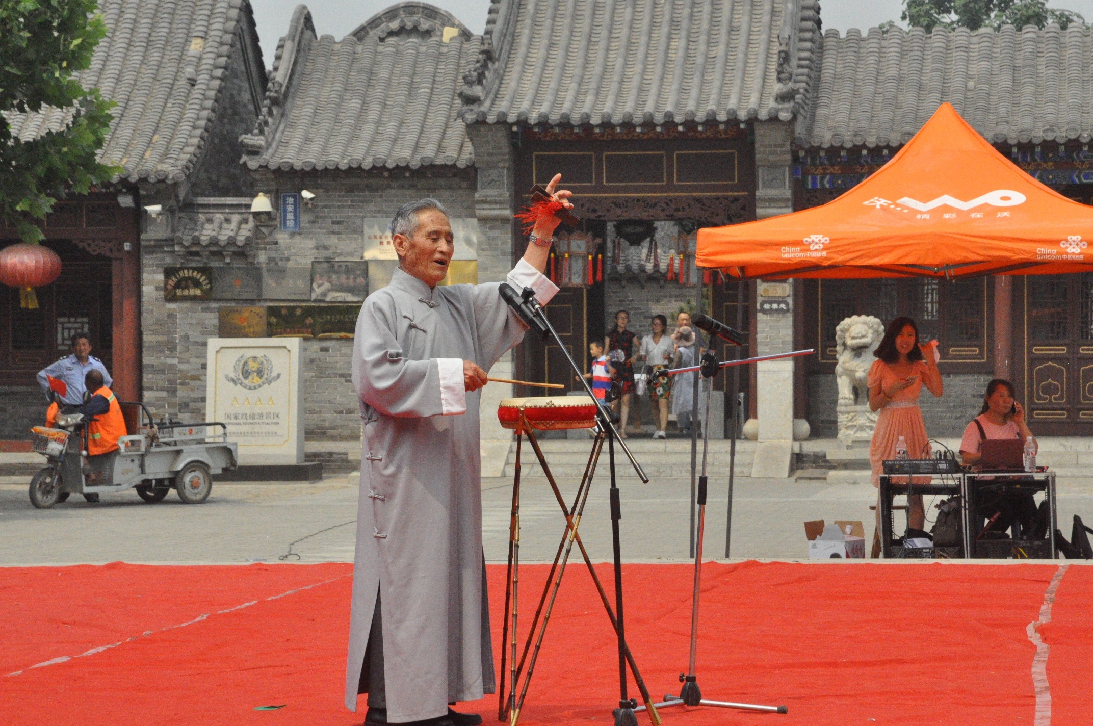 民间艺人周金山表演的木板大鼓《闹洞房》