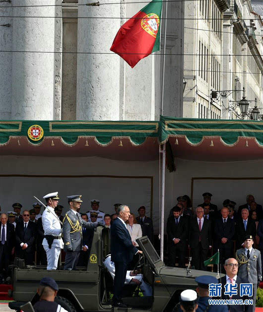 葡萄牙举行国庆日阅兵 受阅官兵穿着怪异
