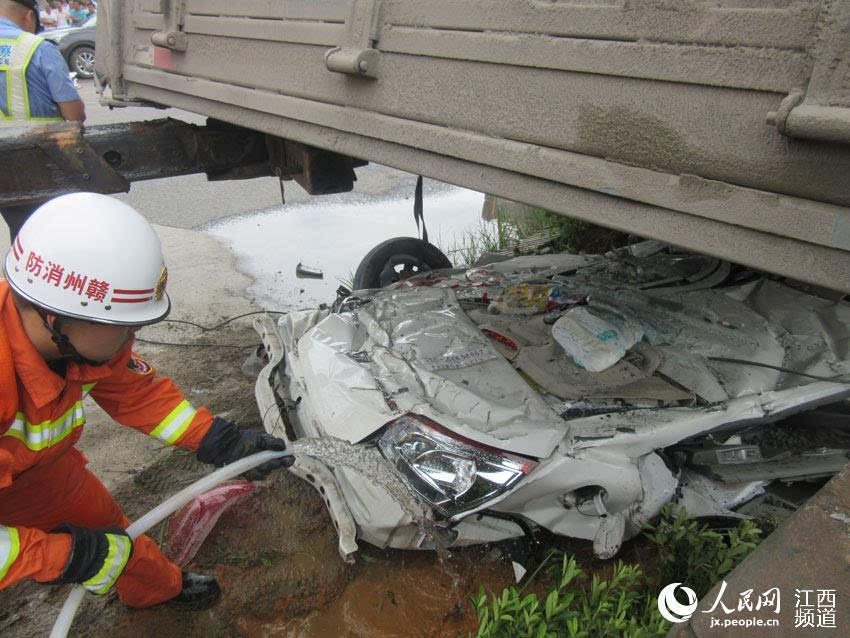 江西省会昌县筠门岭高速路口2公里处发生一起货车侧翻压扁小轿车事故