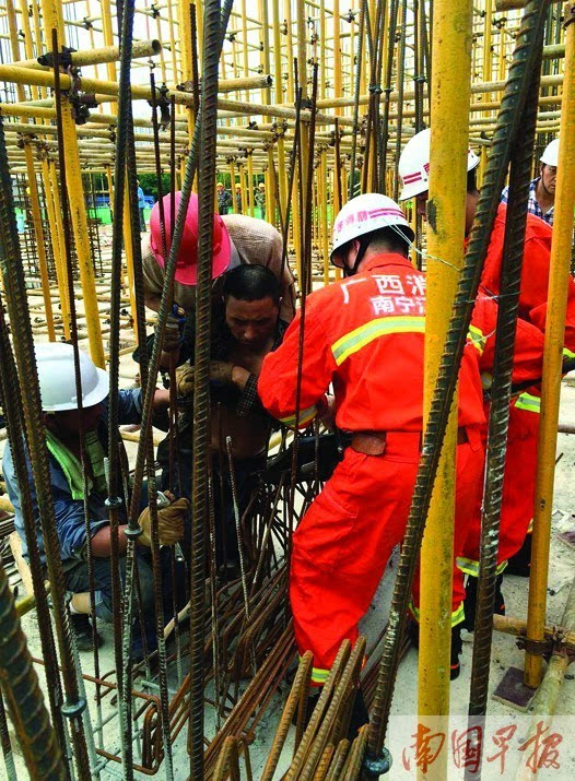 南宁一在建工地工人施工跌落 肩膀被钢筋穿透(图)