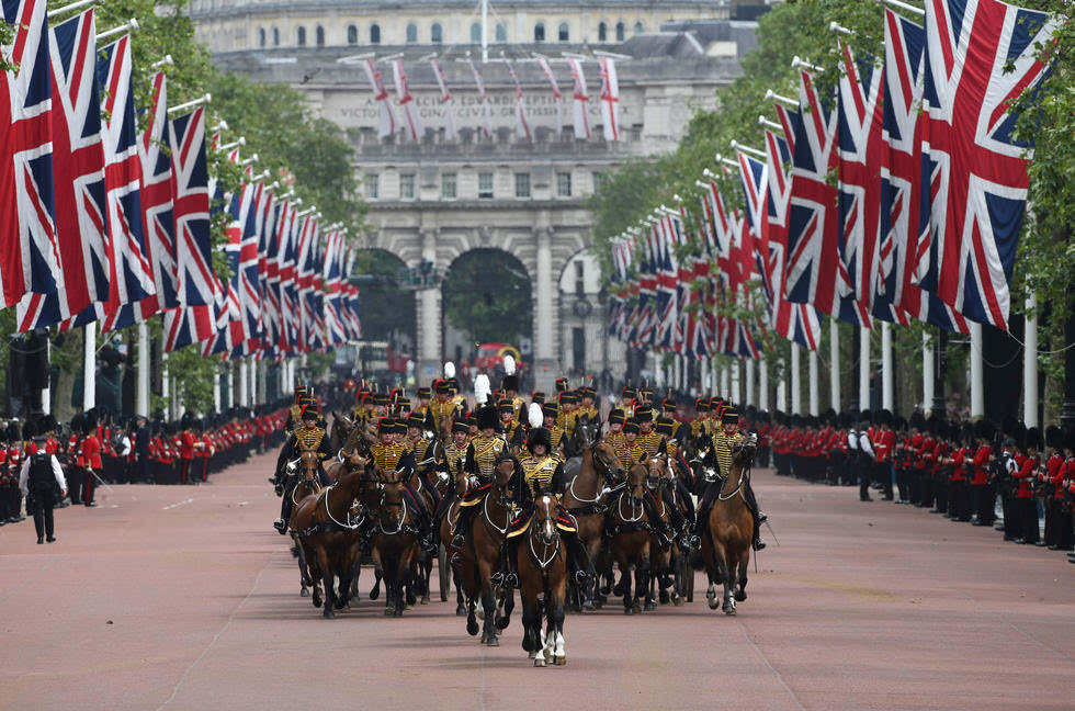 英国举行阅兵式为女王庆生 一名士兵现场晕倒