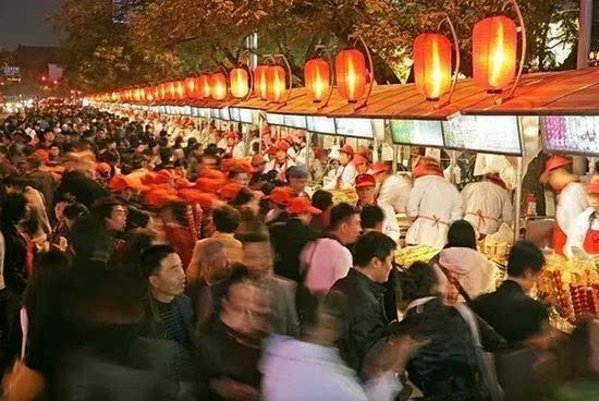 北京东华门夜市关了 市民为啥不觉得遗憾?