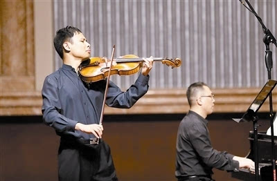 青年中提琴演奏家吕冬表演《中提琴协奏曲.本报记者 王 津摄