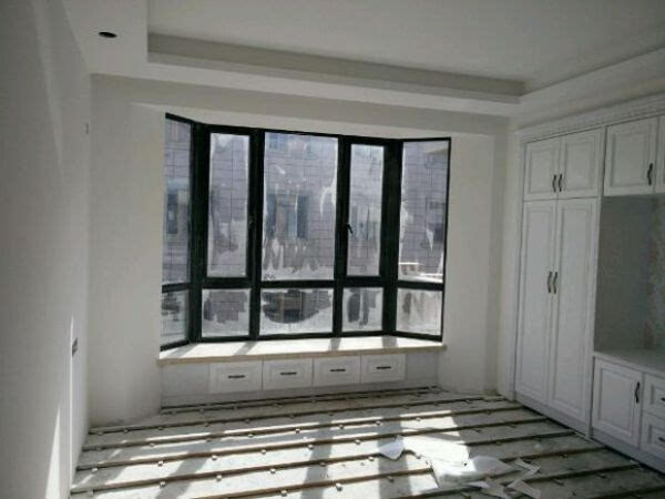 大窗是铝合金钢化中空玻璃,630每平,窗台里做是的飘窗.