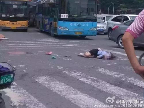 福州宝龙附近发生惨烈车祸!一女子当场被撞死