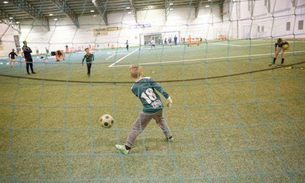 冰岛孩子3岁开始学踢球,中国足球想学人家学得
