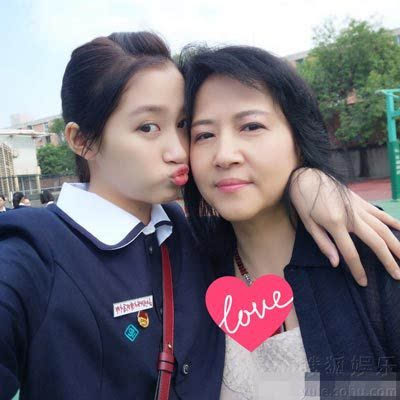 18岁关晓彤的腿真漂亮 一家照片妈妈获赞美女