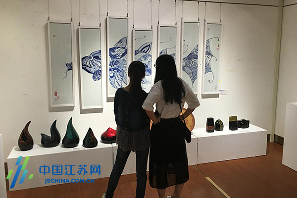 设计展现场中国江苏网6月16日讯(记者 罗鹏)雕工精细的紫砂壶,创意