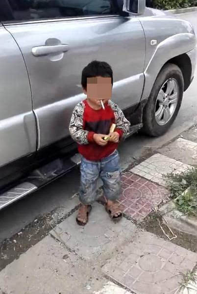 3岁男孩被父亲教坏叼烟拦车乞讨 本该幸福的童