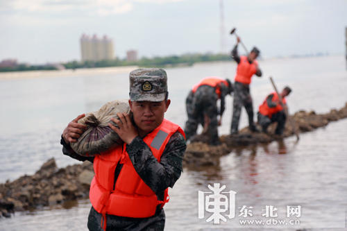 新闻 正文  摘要:6月17日,驻黑河某边防巡逻艇大队组织官兵进行抗洪