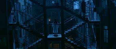 片中出现了许多惊悚悬疑的画面,尤其是其中女主角梦到诡异楼梯的场景