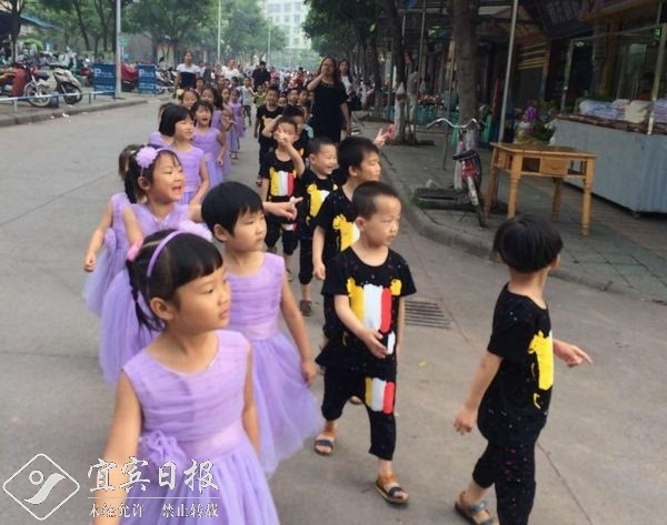 阳春镇中心幼儿园:开展进社区活动