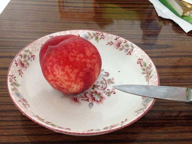 又到吃桃的季节,你的桃子是削皮还是洗洗就吃