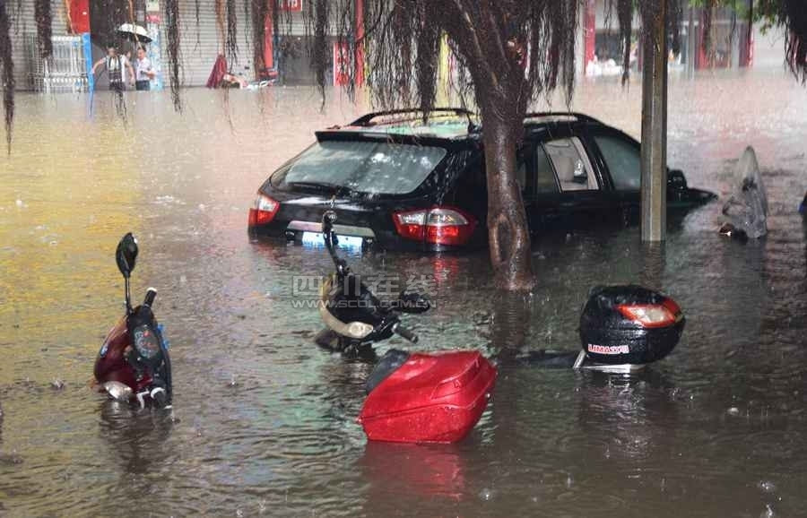 组图:大暴雨袭击合肥 城市沦陷成一片泽国