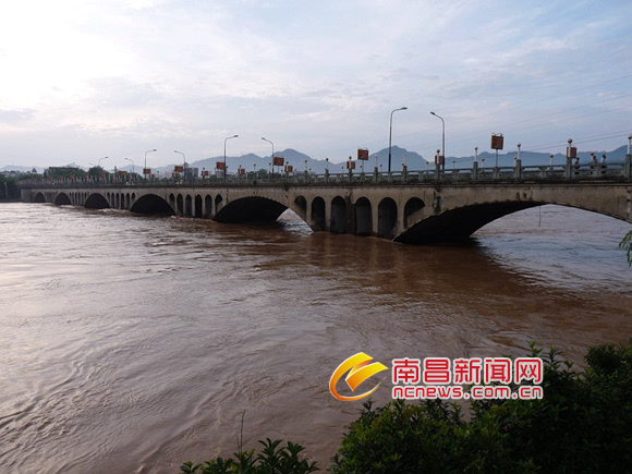 昌江大桥上游洪水渡峰坑水文站采集沙样洪峰时的渡峰坑房屋被淹南昌