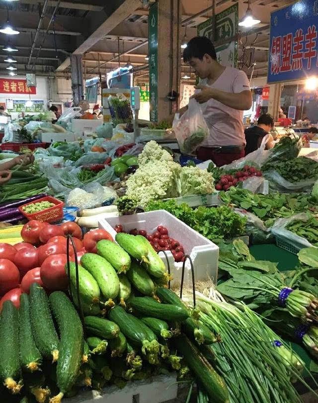 岳云鹏遭菜市场强卖蔬菜,要七块非要凑整十块,小岳岳微博发怨言