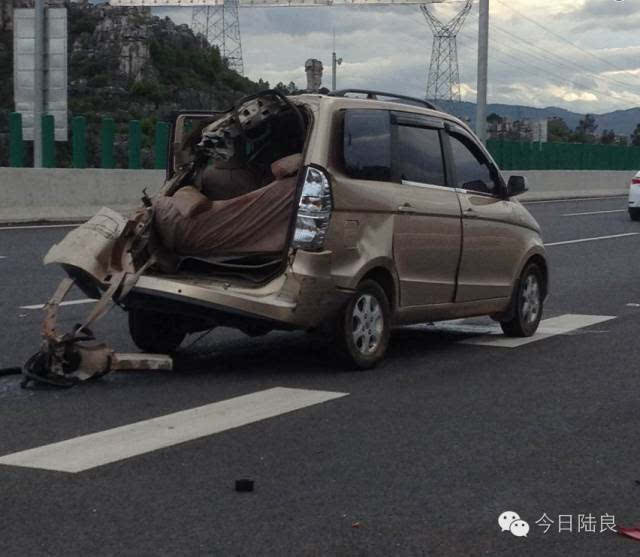 悲痛 陆良嘎古村村民在昆石高速发生车祸,一死两伤