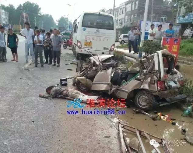 淮滨发生五车相撞严重车祸 死两人