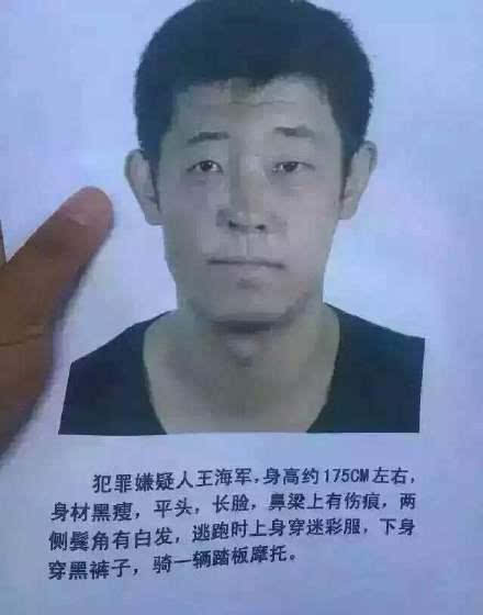 6月23日消息,警方在海城市温香镇前湖村堤坝下河内发现一具男尸.图片