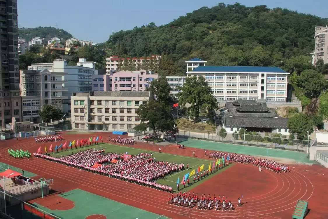 成绩的背后,凝聚了老师们的心血,汇集了同学们的汗水,见证了青田二中