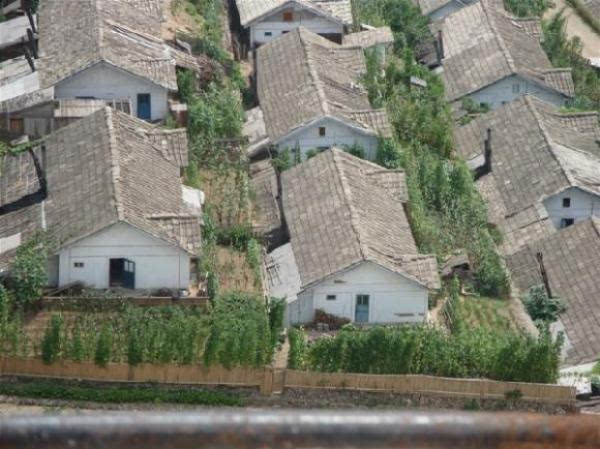 朝鲜人:韩国人蜗居山坡太可怜 生活在水深火热