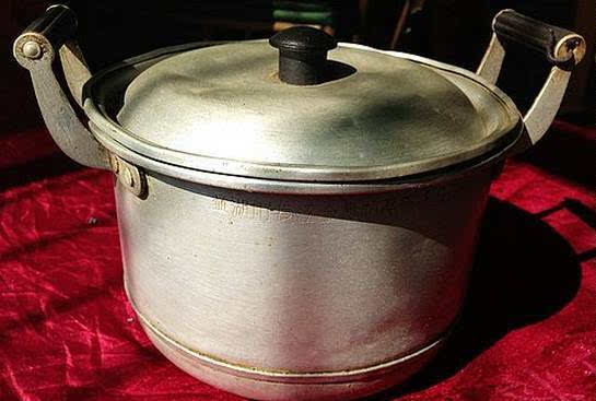 ▼ 铝锅|现在的锅子都是铁锅或者不锈钢的了,以前铝制的锅子在很多人