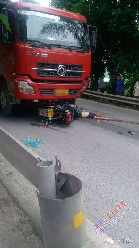 惨烈!綦江一摩托遭遇大货车,摩托车驾驶员当场死亡!