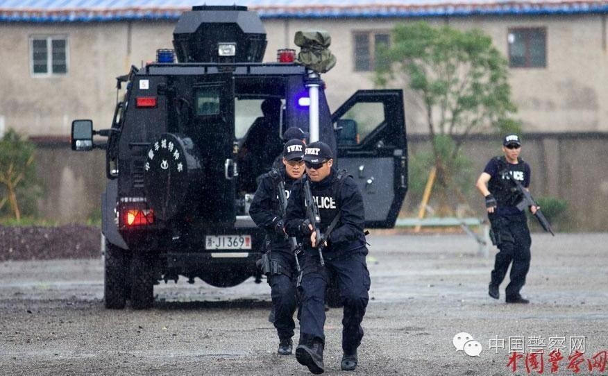 图为浙江台州各县市区的公安特警,武警官兵在雨中坚持开展防暴处突