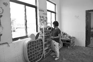 盐城遭龙卷风突袭阜宁一幼儿园园长搂住孩子李