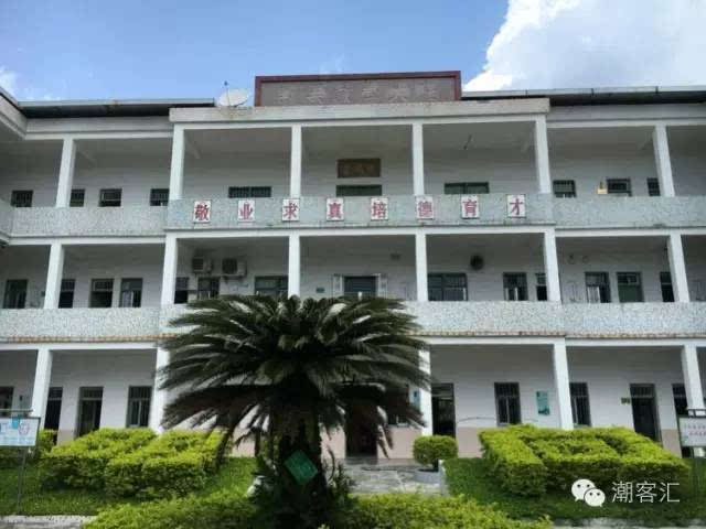 在离广州400公里远的地方,有一间山区农村小学,梅州市丰顺县汤西镇