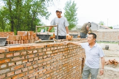 奈曼旗土城子乡化吉营子村村民刘殿琴家新房施工现场,村支书孙庆礼