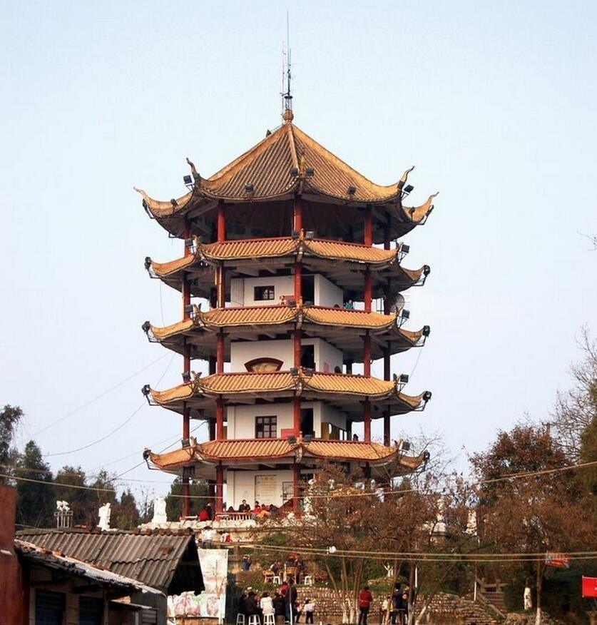 飞霞阁可登楼一览巴城全景《巴中县志》记载,早在唐朝时南龛山上就