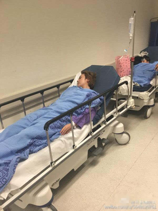 马丽生日凌晨昏迷被送抢救 躺在医院走廊病床上