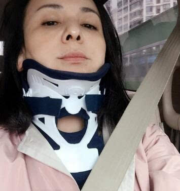 王琳脖子戴固定器 貌似颈椎受伤仍不忘自我调