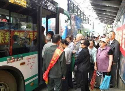 昆明老人乘公交5年花掉财政10亿!上海取消敬老
