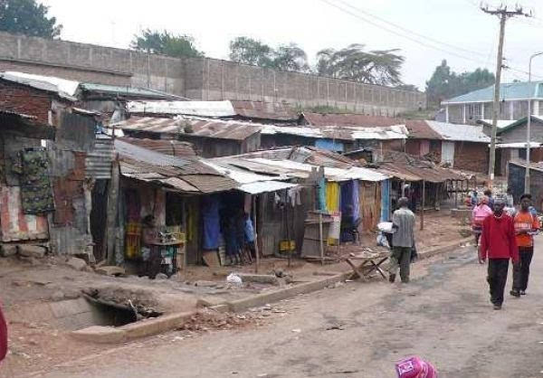 实拍非洲超惨贫民窟住破铁皮屋与腥臭垃圾堆生活