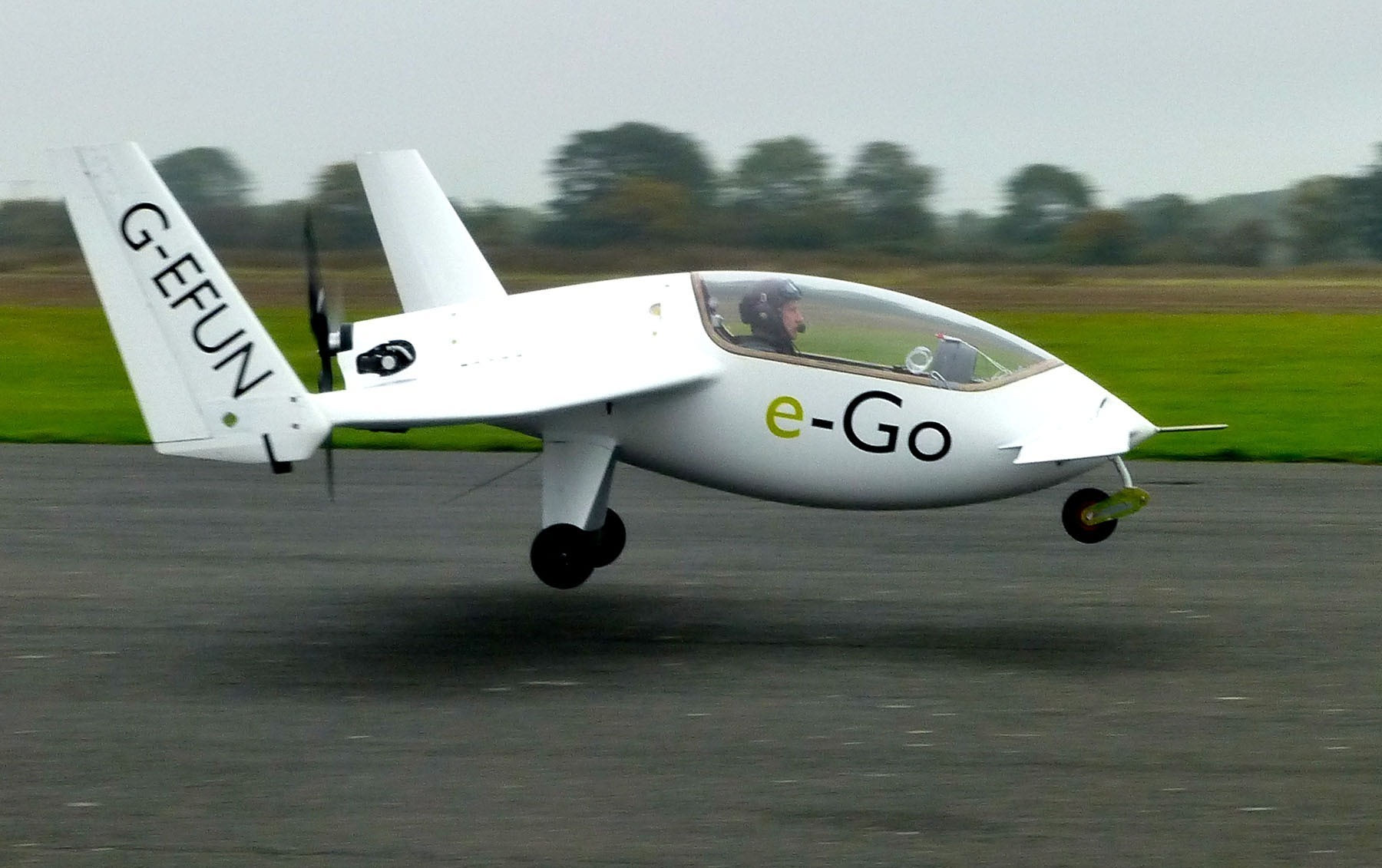 英国公司推出单座电动飞机:停车库不成问题据