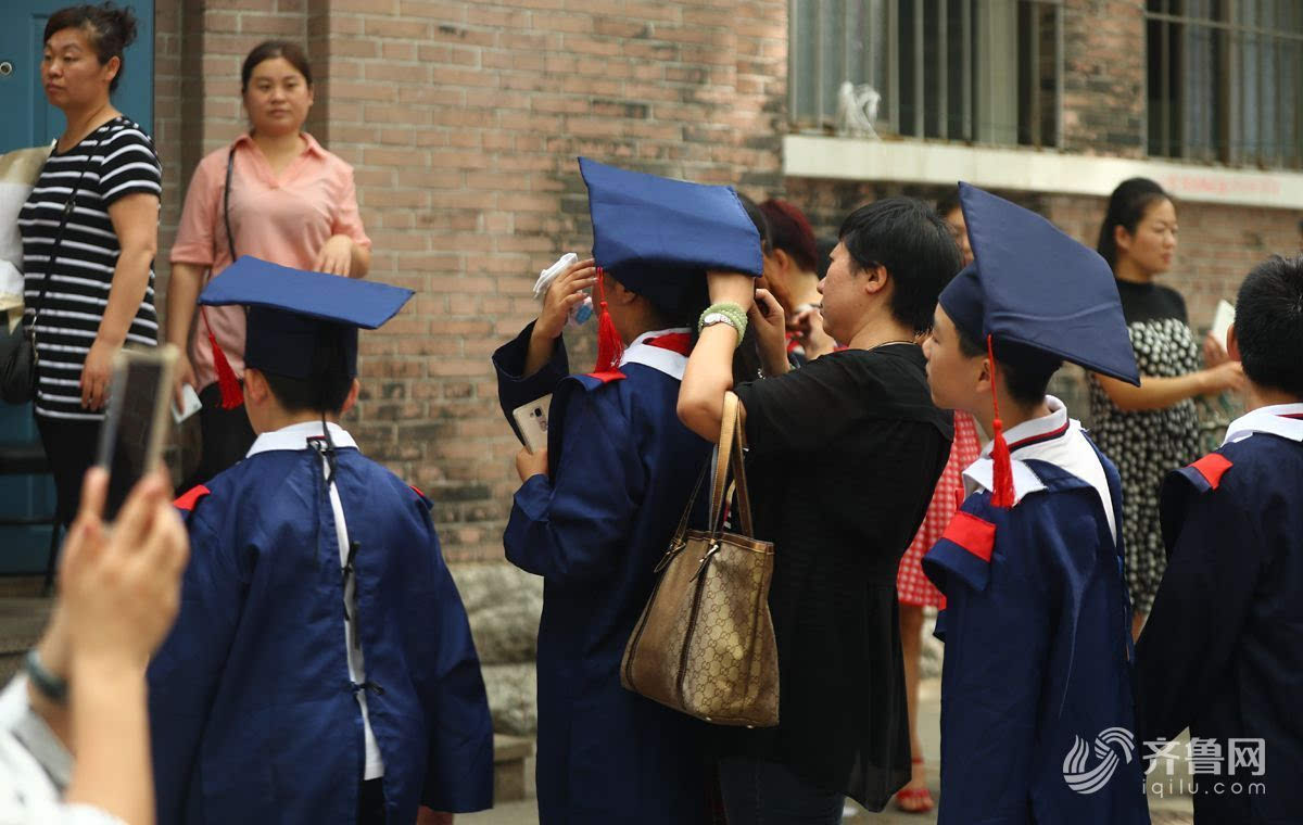 济南500小学生着学士服告别童年 校长亲授毕业证