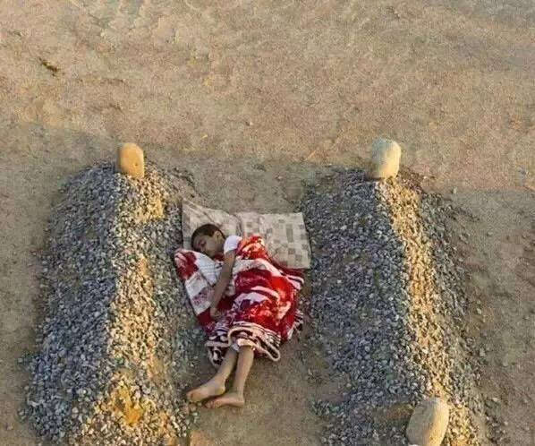 一张令人心酸的照片,叙利亚内战中这个孩子的父母双亡,留下一小孩