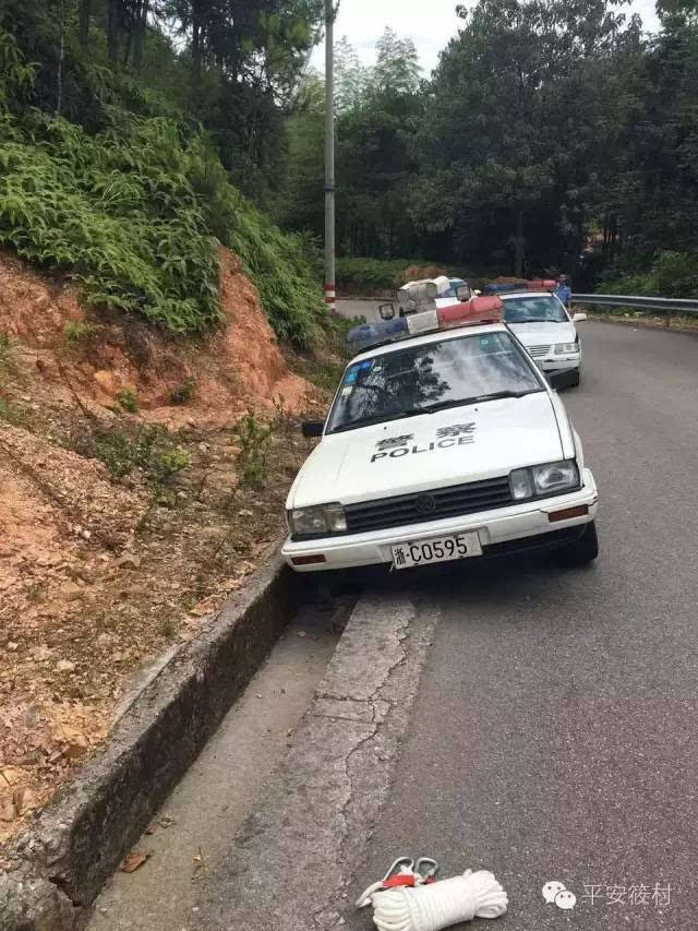 泰顺一警车开到沟里,这时一群路人出现