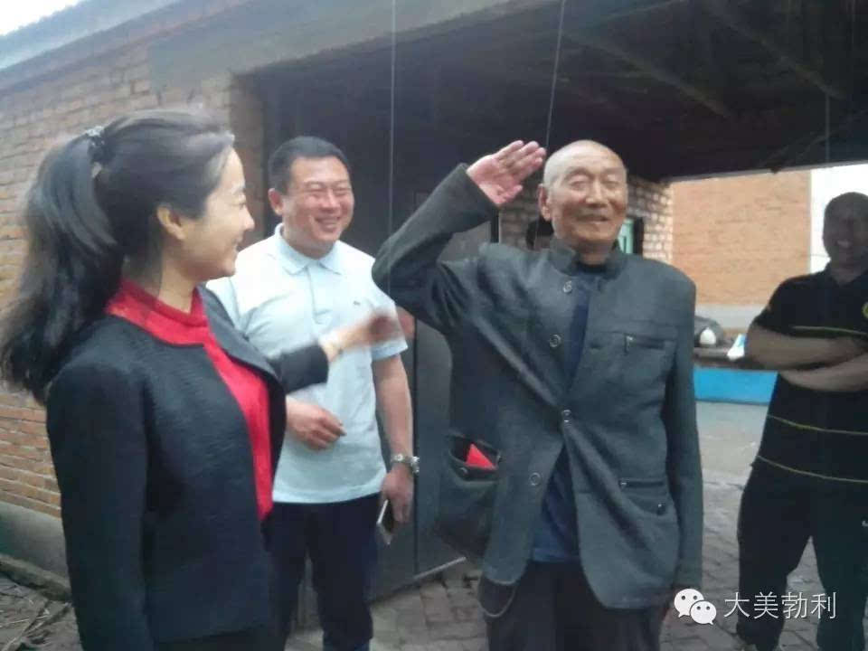 慰问中,张玥阳要求当地党组织和基层干部要时刻把老党员的冷暖