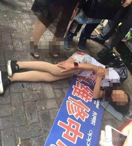 [网友爆料]利川清江大道一商家门店广告牌掉落
